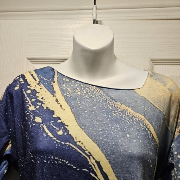 Woman's V-neck marble print t-shirt. XL. - Picture 2 of 3